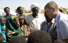 Minister of International Development, Erik Solheim, in Darfur Foto: Wera Helstrøm /MFA Norway